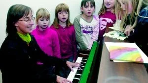 Anne Eloff sitter vid pianot. Runt det står Elin Karlsson, Sofia Lundblad, Emelie Monberg, Erica Hjalmertz och Sabina Lind och över på Lucia-sången.
FOTO: TITTI OLOVSSON