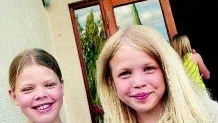 Jenny Carlsson och Emilia Torstensson försökte förklara för oss, att det var både sorgligt och kul denna särskilda dag.
FOTO: ANDREAS SKOGH