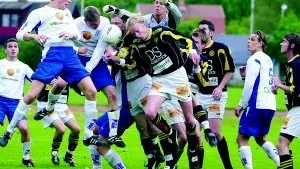 Smedbys målvakt Patrik Andersson i en tuff duell med Söderköpings anfallare. Smedby vann derbyt med 2-1 och hänger med i toppstriden. 
FOTO: ROBERT SVENSSON