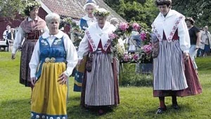 På onsdagen firades midsommar för pensionärrnas verksamhet i Lunddalen. På väg ner mot majstången är Ulla Bernhard, Berit Svennberg, Gertrud Samuelsson, Gunnel Carlsson och Doris Carlsson, alla klädda i färggranna hembygdsdräkter.
FOTO: TITTI OLOVSSON