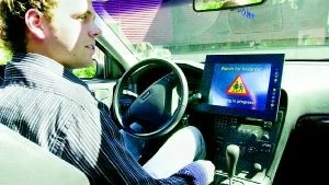 I bilen finns en skärm som kommunicerar med föraren. När bilen fickparkerar uppmans föraren för säkerhets skull hålla uppsikt bakåt.