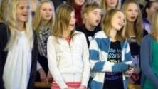 Det syns att Alexandra Lenefjäll och Lisa Andersson (här i mitten på första raden) från sexan på Björkbacken och den övriga kören älskar att sjunga - det låter bra också.