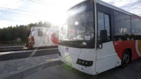 Precis när bussen kommer in till Kimstads pendelstation, rullar pendeltåget retfullt sakta iväg framför besvikna resenärer. Något som händer allt för ofta...