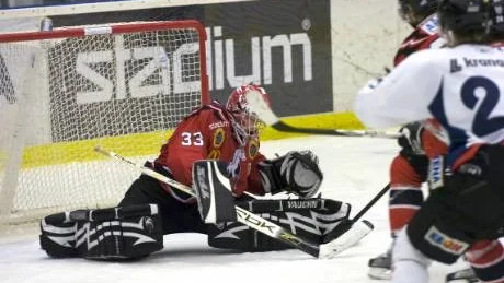 I vår är det tio år sedan Linköpings HC för första gången tog steget upp till elitserien. Vita Hästens målvakt Fredrik Jensen var med den gången och ska på återträff i Cloetta Center i kväll. På söndag vaktar han målet för Hästen mot Tranås.  Foto: Jan Forsby