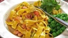 Pasta Carbonara. Pasta på italienskt vis innebär att man blandar ihop allt redan i köket och vägrar ställa fram allt vad ketchup heter.
Foto: Dan Strandqvist