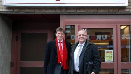 Riksdagsledamot Andreas Norlén (M) blev väl omhändertagen av Anders Lindgren, ordförande för Moderaterna i Finspång. Foto: Solveig Betnér