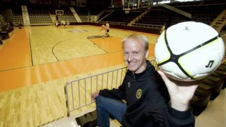 Vinnaren i Alltransport cup får i år en biljett till futsal-SM. - Även på damsidan kan vinnaren eventuellt få en biljett, berättar arrangören Niclas Fredriksson.  Foto: Titti Olovsson