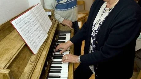 Dagny Månsson är en av EFS kantorer och spelar här på en orgel, som var med redan vid missionshusets invigning för 70 år sedan. Erik Berglund lyssnar på musiken.