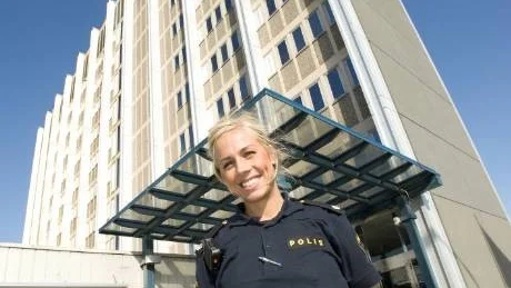 I höst finns rekordmånga polisaspiranter på landets polismyndigheter. Emma Claeson, som sökte sig till Norrköping, är en av dem. Men nu drar Rikspolisstyrelsen i handbromsen för polisutbildningen.                                                                                                                              Foto: Robert Svensson