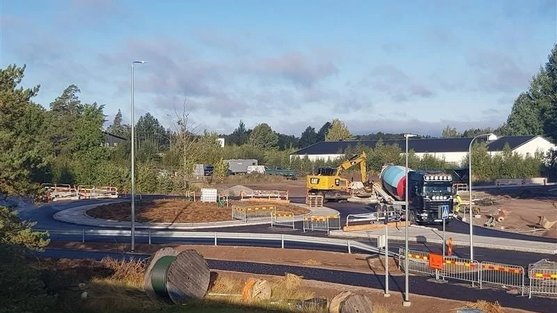 Den nya cirkulationsplatsen (Arnöleden/Flättnaleden) stängs av två nätter då den ska asfalteras.