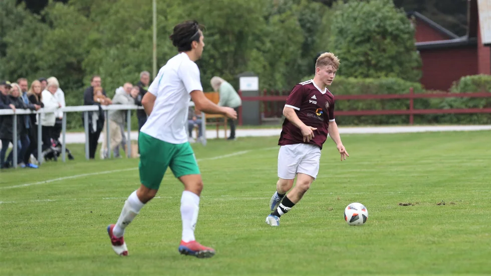 Ovan målskytt. Högerbacken Arvid Norman (t. h) blev matchvinnare för Visby BoIS mot Stenkyrka med sitt första mål på seniornivå.