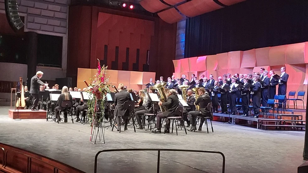Uppsala Blåsarsymfoniker och Linköpings Studentsångare mötes i Blåsmusikfestivalens festkonsert under lördagskvällen. De dirigerades av Leif Karlsson och Christina Hörnell.