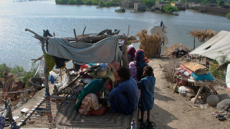 Efter översvämningarna i Pakistan hotar en andra våg av katastrof: spridning av smitta och sjukdomar i det vattendränkta landet.