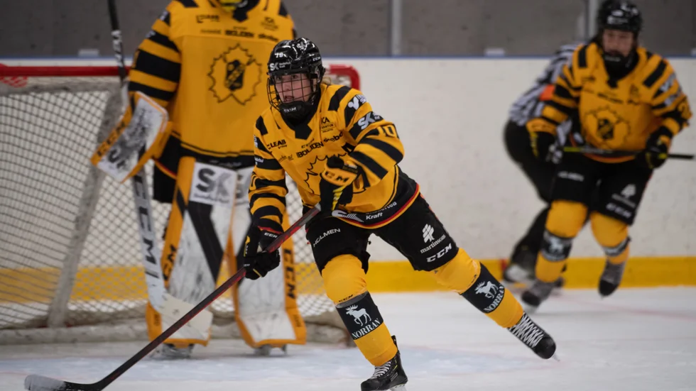 Ellen Lövgren gjorde två av målen när Skellefteå AIK vann säsongspremiären mot Modo.