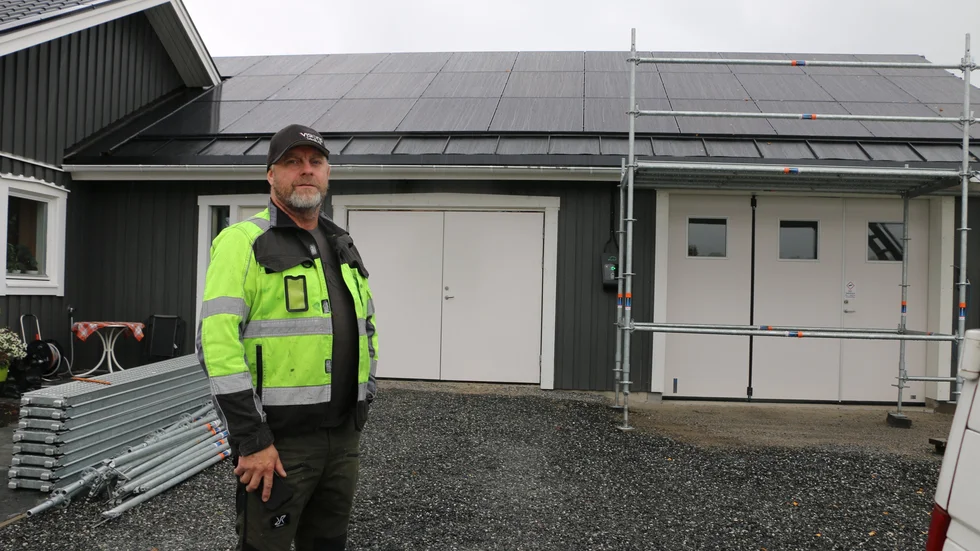 Väntetiden kan vara lång för att installera solceller. Dels är efterfrågan stor, dels råder materialbrist. "Det är många som ringer och alla vill att man kommer innan vintern på grund av de rådande energipriserna", säger Henry Hedman som driver företaget Visionsteknik.