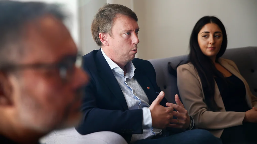 Olle Vikmång och Maria Sayeler Benham vid presskonferensen då de meddelade att de går i opposition. "Vi är i full gång med de förberedelserna", säger Vikmång.