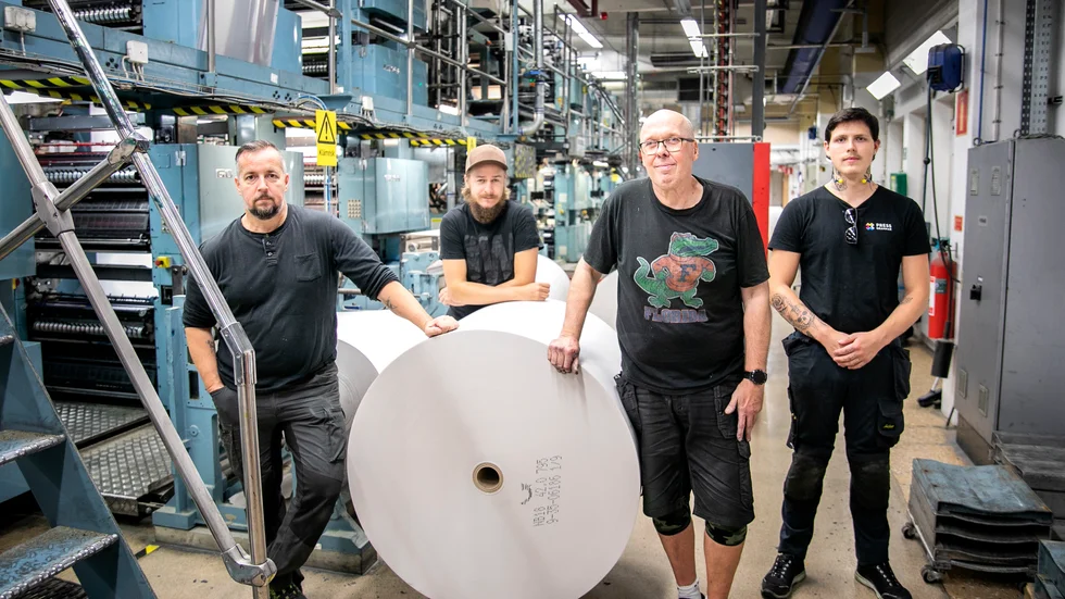 Hela tryckargänget den kväll GT var på besök: Andreas Ekman, Simon Lindholm, Peter Svensson och William Karlsson. Alla klädda i svart av praktiska skäl, mycket trycksvärta blir det.