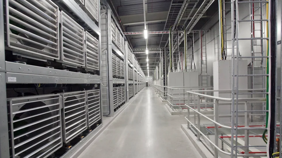 En stor del av all världens datakapacitet används för att tillverka bitcoin vilket inte leder till någon annan utveckling än att ägaren blir rik. Till skillnad från att använda kapaciteten till att utveckla ny teknik.
