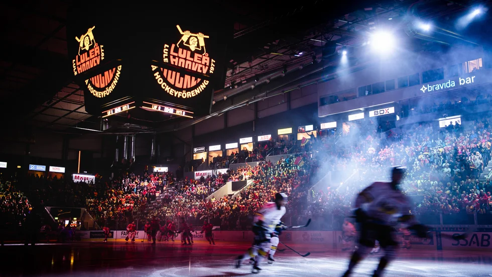 En polispatrull fick rycka ut till Coop Norrbotten Arena efter att två kvinnor börjat bråka i en bar. 
