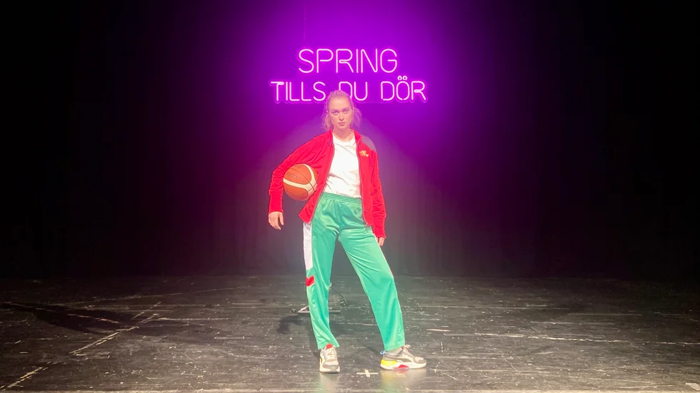 Nora Ericsson led länge av en ätstörning. Nu berättar hon sin historia i pjäsen "Spring tills du dör", för att lyfta och öka medvetenheten om ämnet. 