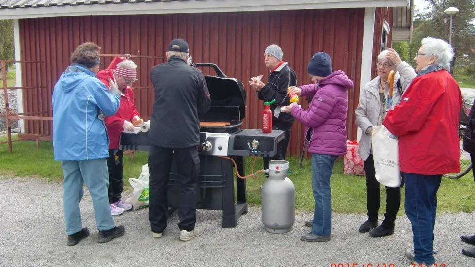 Medlemmar i PRO Piteå höll grillfest på trädäcket vid Tages bro.