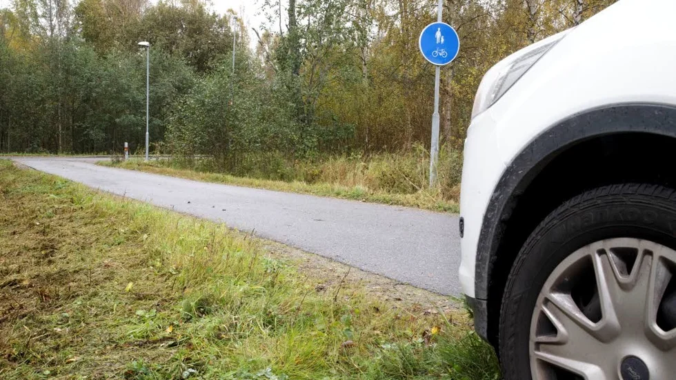 Trots att skyltar talar om att anslutningen över till Durrnäsvägen är en gång- och cykelväg är det bilister som använder det som genväg. Så har det varit i flera års tid.