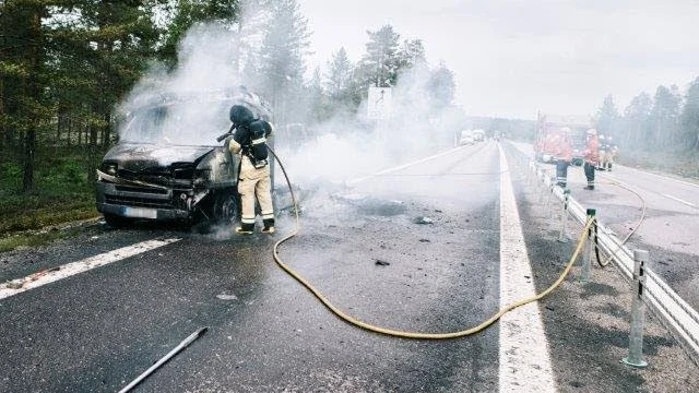 Husbilen blev helt övertänd. Räddningstjänsten hade problem att ta sig fram men efter drygt 20 minuter kunde de släcka branden.