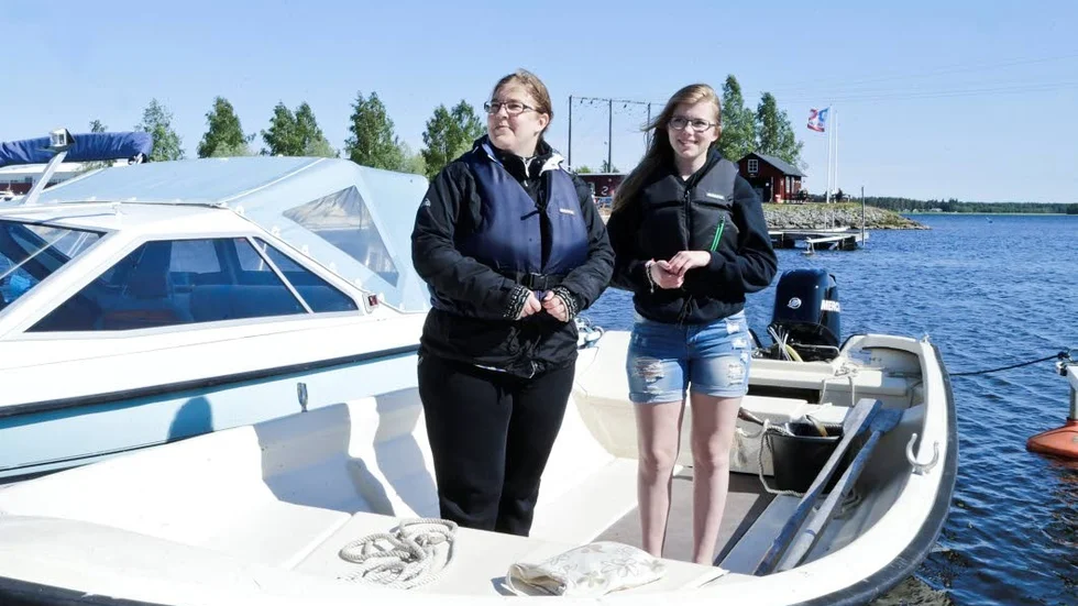 Tove Jonsson och dottern Klara har alltid på sig flytväst. De anordnar till och med en simskola varje sommar.