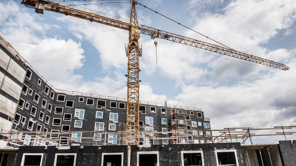Det byggs för få och för dyra nya bostäder. Bostadsmarknaden tycks ha glömt låginkomsttagare, unga och invandrare.