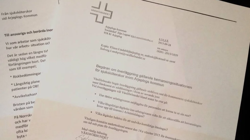 ”Vi blir kontaktade på vår fritid och nekar någon finns alltid risken för att bli beordrad att arbeta och detta får vi inte neka till. Dessutom skapar detta väldigt dåligt samvete hos oss om vi mot förmodan inte kan arbeta övertid eftersom vi vet hur extremt svårt det är att få in vikarier”, skrev sjuksköterskor i Arjeplog till kommunstyrelsen i juni. Nu är även Vårdförbundet inkopplat i ärendet.