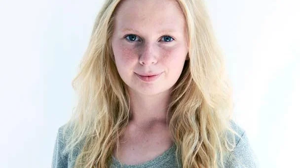 Hanna Eriksson är sjutton år gammal och hittas ofta med en penna i handen. Drunknar för närvarande i en hög av skolarbeten som måste hinnas med.