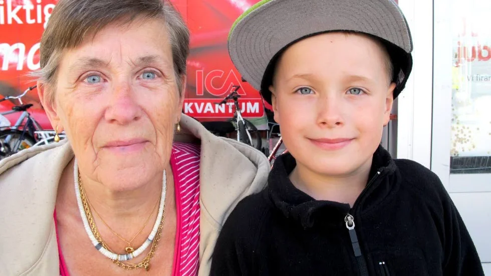 Siv Samuelsson, Piteå, Albin Larsson, Lappträsk.
”Efter en vecka här hos mig, ska jag lämna hem mitt barnbarn Albin till Lappträsk. Där ska jag även plocka blåbär.”