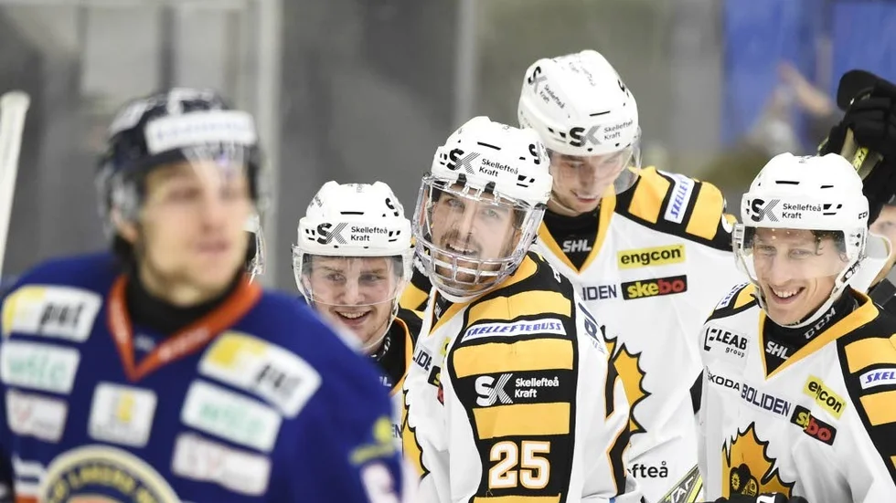 Axel Holmström (mitten) avslutade målskyttet när Skellefteå AIK tog åttonde raka segern i SHL. foto: Mikael Fritzon/TT