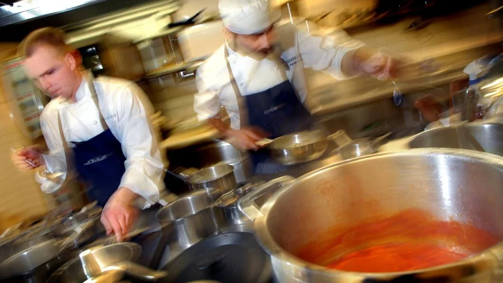 Enligt Jouni Salonen, Hotell- och restaurangfacket, beror personalbristen inom hotell- och restaurangbranschen på dåliga villkor och trög löneutveckling.
