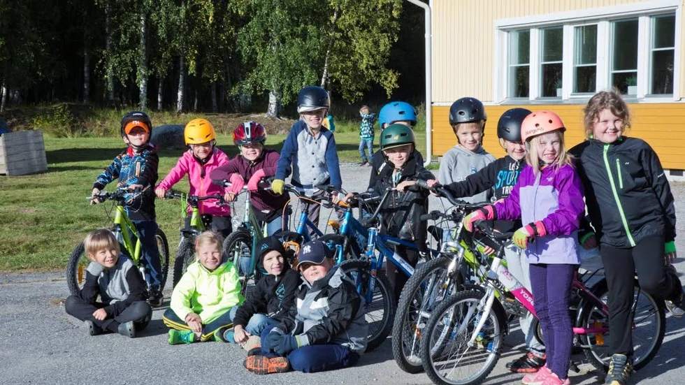 Just nu pågår i flera delar av kommunen den nationalla utmaningen Gå och cykla till skolan. En av de deltagande klasserna är årkurs 2A på Backgårdsskolan i Norrfjärden. Ryan Engström, Anna Jonsson, Simon Fransson, Josef Nilsson, Emil Clausén, Marcus Karlsson, Max Lantto, Tindra Karlsson-Berg, Tove Selin, Ville Nyman, Ronja Vitblom, Filip Lindersson och Adrian Östlund-Tano. Skolans veckor i tävlingen resulterade i 1428 gröna prickar på 112 elever, nu återstår att se hur långt det räcker i tävlingen.	?FOTO: Sanna Eriksson