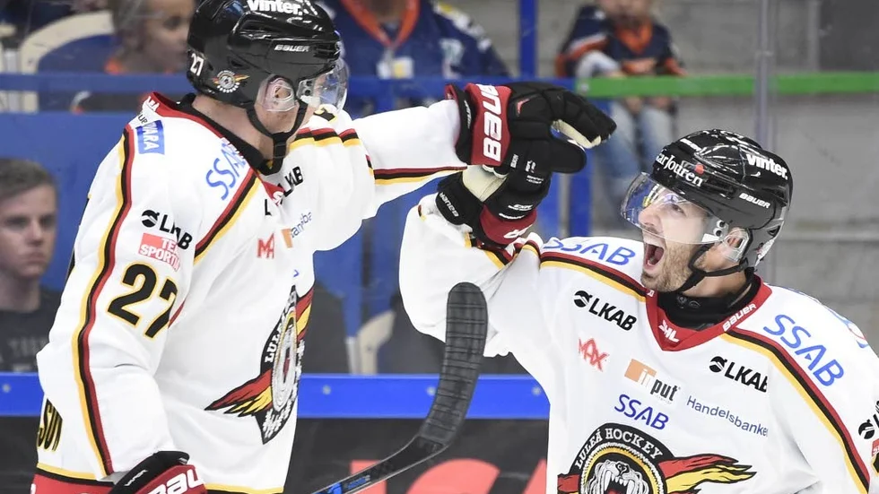 Glädje i Luleå efter att Jacob Micflikier gjort 3-0-målet. Det såg ut att bli en enkel seger för Luleå - men gästerna fick svettas rejält för att hålla undan och åka hem med alla poäng mot regerande svenska mästarlaget Växjö.