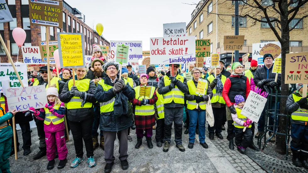 Protesterna mot stängningar av skolor och förskolor har varit starka. Tillräckligt många namn har samlats in för att hålla en folkomröstning, men den kostar 3-4 miljoner. Nu utreds om det går att nå samma beslut utan en folkomröstning.