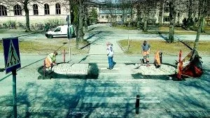 Just nu anlägger Stadspartner en refug i Södra Promenaden vid Linghallen, för att göra det här övergångsstället säkrare för de gående.