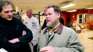 Oroade. - 10 vårdplatser ska bort, från en klinik som redan går på knäna, säger Örjan Gertow, överläkare på medicinkliniken. Patientsäkerheten äventyras, patienter kommer att skickas hem långt före de är redo medicinskt att komma hem. T v ST-läkare Erik Stenkvist.
FOTO: JANNE FORSBY (011-200 464)
janne.forsby@folkbladet.se