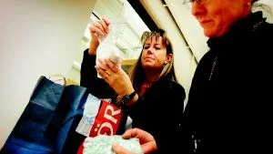 Ligan misstänks för att ha smugglat in och sålt ecstasy-tabletter och kokain för miljontals kronor. Bilden från ett tidigare beslag av ecstasy på analys hos Statens kriminaltekniska laboratorium i Linköping.  
Foto: Pressens bild