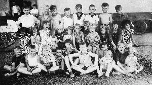 Rikt på barn var det i barnrikehusen på Haga på 1940- och 50-talet. Här ses några av de över 300 barnen som bodde i de tre husen.