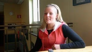 Josefin Hellberg är en av allt fler unga tjejer som har bytt cigaretterna mot snus. Restaurangerna satsar nu hårt på att få rökarna att börja snusa istället.
Foto: Therese Bergqvist