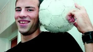 Bollen studsade på axeln när innerbacken Gustav Jansson i Lotorps IF, Veckans lirare, gick upp i luften för att nicka in en hörna mot topplaget BK Ljungsbro. Målet betydde hans andra för säsongen, nytt division 5-kontrakt för klubben och en hjälpande hand i toppstriden till lokalkollegan Torstorps IF.
Foto: Titti Olovsson (0122-131 75)
titti.olovsson@folkbladet.se