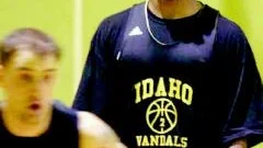 Dandrick Jones, här under collegetiden på Idaho University, kallas in direkt om inte Kelly Grant är nöjd med det Mark Reed presterar under lägret i Danmark. Någon av amerikanerna tar den sista platsen i Dolphins trupp.