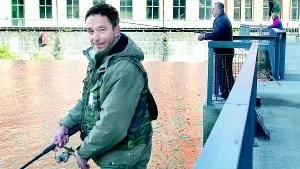  Det här ett bra sätt att återuppliva Industrilandskapet, säger Zlatko. Receptet på den godaste laxen är enligt honom att marinera fisken i persilja, vitlök och olivolja innan den grillas på en bädd av glödande kol.