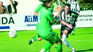 Johan "Rocky" Roxström dundrar in 1-1 för Sylvia hemma mot Hammarby TFF. Sylvia vann matchen med 4-1.
Foto: Niclas Sandberg (011-200 464)
niclas. sandberg@folkbladet.se