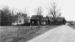 Denna 50-talsbild skiljer sig från de övriga på sidan i så motto, att det inte är Harry Harryson som tagit den. Vi ser Ljura gård, med mangårdsbyggnaden längst in till vänster. Låt oss nu, för att få orienteringen i landskapet, återvända till bilden där landsvägen korsar spåret. Om vi där följer vägen högerut mot Dagsberg och sedan tänker oss in på en avtagsväg till höger, utanför den bildkanten  då hamnar vi på just den väg fram emot Ljura gård, som vi har här på bilden. Fotografiet tillhör Stadsarkivets samlingar.