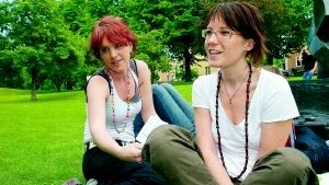 Ljudberättelser utan bild bjöd Sandra Ahlstrand och Carolina Blaad från företaget Audiotiva - kultur & medieproduktion på under ljudbion i skulpturparken bakom Konstmuseet på onsdagskvällen.
Foto: Niclas Sandberg (011-200 464)
niclas. sandberg@folkbladet.se