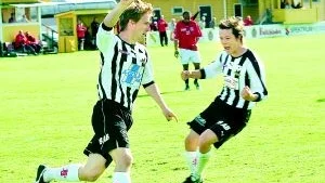 Lucas Nilsson har precis kvitterat till 1-1 och tar emot Tomas Borgs gratulationer. Sylvia vann överlägset och rättvist på Bollspelaren med 4-1 mot Spårvägen.
Foto: Niclas Sandberg (011-200 464)
niclas. sandberg@folkbladet.se
