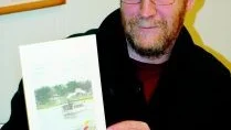 Per Josefson är konstnären bakom kommunens nya stipendiegåva. Ångbåten Kristina med Lugnet i bakgrunden.
Foto: Magnus Johansson